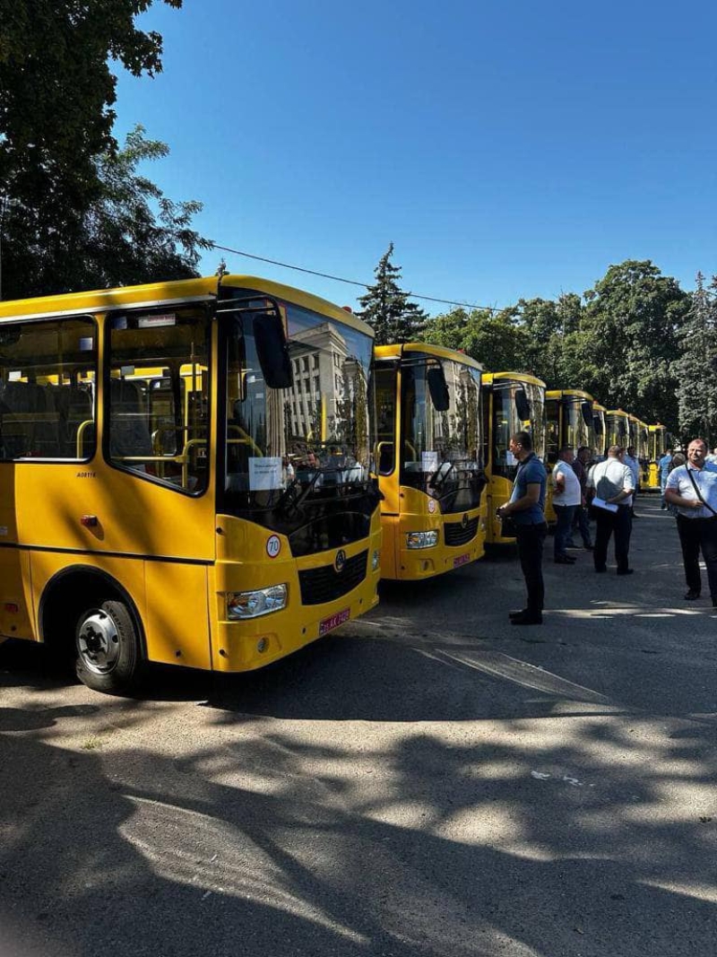 Друга партія нових шкільних автобусів.